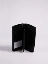 Billetera rectangular color crema con cierre de cremallera y detalle de botón negro con logo de la marca.