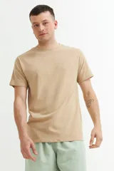 Remera color beige de cuello redondo y manga corta.