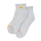 Calcetines de tobillo blancos con logo de Caterpillar en los dedos y un triángulo naranja en el tobillo.