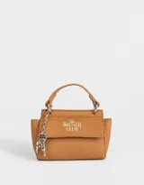 Mini bolso color marrón con asa corta y correa de cadena. Tiene un llavero colgando y la inscripción "The Brunch Club" en el frente.