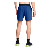 Short deportivo azul con cintura elástica negra, bolsillos laterales con cierre y logo de la marca en la pierna izquierda.