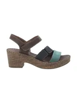 Sandalias con plataforma de corcho, tiras de cuero en color negro, marrón y amarillo.