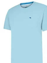 Remera celeste de algodón orgánico, corte regular fit, con cuello redondo y bolsillo en el pecho con logo bordado de la marca.