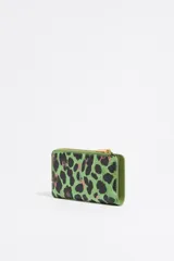 Monedero pequeño con estampado animal print en tonos lila, negro y naranja. Tiene cierre con cremallera dorada y logo de la marca en el frente. Interior con tarjetero y forro con logo grabado.