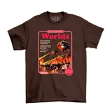 Remera de algodón color marrón de la marca EMEXEM, con cuello redondo y manga corta. Presenta un estampado frontal rectangular con estética de póster retro inspirado en la novela 'War of the Worlds' de H.G. Wells, con ilustraciones de máquinas de guerra y texto descriptivo.