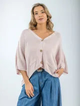 Cárdigan tejido color beige, talle único con calce oversized, con botones de madera y diseño relajado.