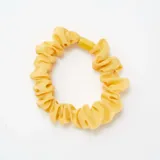 Pack de tres coleteros para el cabello, uno liso color amarillo, uno a cuadros amarillo y blanco, y uno estampado con limones.