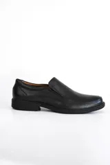 Zapato de vestir negro, tipo mocasín, confeccionado en cuero legítimo.