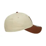 Gorra de béisbol New Era 9Forty con visera curva, color beige con visera marrón y logo bordado de los Boston Red Sox en marrón.
