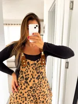 Mono corto con estampado animal print color marrón y negro, con tirantes de cuero sintético marrón con hebillas doradas.