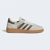Championes Adidas Handball Spezial color beige con detalles marrones, confeccionados en gamuza con detalles en cuero y suela de caucho natural.