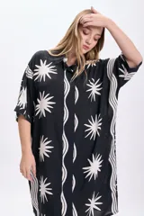 Vestido corto camisero de viscosa con estampado abstracto en blanco sobre fondo negro, de mangas cortas y corte holgado.