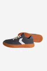 Zapatillas urbanas grises con detalles en azul y suela marrón.