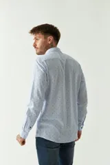 Camisa celeste con microestampado, de lino y algodón, corte regular y logo bordado en el pecho.