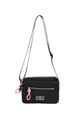 Bandolera negra de poliéster con correa ajustable y múltiples cierres.