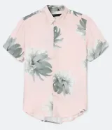 Camisa de manga corta con estampado floral en tonos grises sobre fondo rosa pálido.