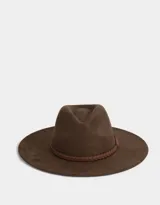 Sombrero marrón de gamuza con cinta trenzada alrededor de la base de la copa.