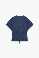 Camiseta azul con cuello redondo, manga corta caída y cintura ajustable con cordón.