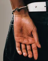 Pulsera de eslabones plateada con cierre de gancho con forma de óvalo y dos estrellas.