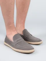 Mocasín gris de descarne con suela de goma y detalle de yute trenzado.