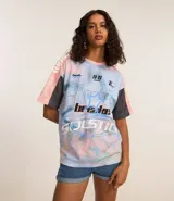 Remera de poliéster texturizado con estampado estilo sport core, cuello redondo, manga corta y recortes contrastantes en color gris y rosa.