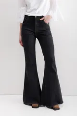Jean acampanado negro con cintura alta y ruedo desflecado.