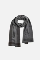 Bufanda gris con diseño a cuadros en tonos marrón y gris oscuro.