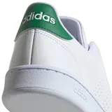 Championes Adidas Advantage de cuero sintético blanco con detalles en verde en el talón y el logo de la lengüeta. Presentan perforaciones laterales en forma de tres rayas y suela de goma. Cierre con cordones.