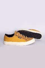Zapatillas bajas color beige claro, con cordones y suela blanca.