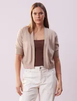 Bolero tejido color beige, marca Ninety, de manga corta con apliques de botones.