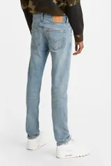 Jean de hombre Levis modelo 512 Slim Taper ADV, color celeste claro, de tiro medio y corte slim.