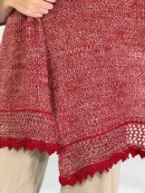 Pashmina azul con diseño calado en los bordes.