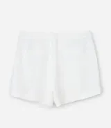 Bermuda de crepé color rojo, con pliegues frontales y botones decorativos en los bolsillos laterales.