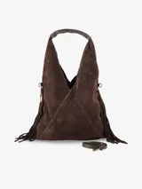 Cartera de diseño amplio y silueta relajada, color negro, con detalles de flecos en los laterales. Cuenta con un asa superior integrada y una correa desmontable para llevar al hombro o cruzada.