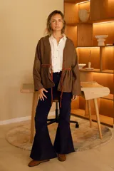 Chaqueta marrón de lana con forro de algodón y tiras de cuero.