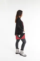Camisa color beige de satén con corte holgado, cuello camisero y mangas largas con puños abotonados.