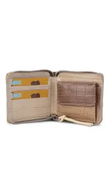 Billetera corta con cierre perimetral, confeccionada en símil cuero con textura croco. Interior con visor, tarjetero, división para billetes y bolsillo monedero con tapa y broche.