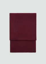Bufanda rectangular color borgoña de tejido de punto acanalado, confeccionada con mezcla de lana y cashmere.