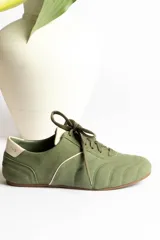 Zapatillas acordonadas color beige con detalles en blanco.