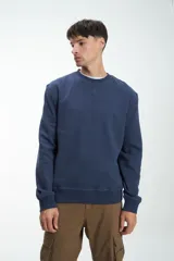 Buzo gris melange de corte clásico, con cuello redondo y mangas largas.