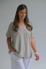 Remera color visón de corte holgado y mangas cortas, con escote en V.