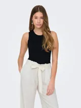 Top negro tejido de punto plano, sin mangas y con cuello redondo. Diseño flexible y cómodo.