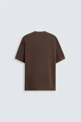 Camiseta marrón de punto, corte regular, cuello redondo y manga corta con terminaciones en rib.