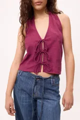 Chaleco azul con escote halter y tiras en el frente para regular.