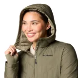 Campera puffer color salmón con capucha, cierre frontal y bolsillos laterales con cierre. Cuenta con tecnología termorreflectante Omni-Heat™ y puños con orificios para los pulgares.