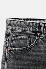 Pantalón de jean azul de corte recto y tiro medio.
