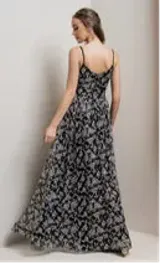 Vestido largo de fiesta negro con breteles finos y escote en V. El vestido es de tul bordado con flores y lentejuelas plateadas.