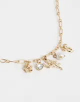 Collar corto dorado con cadena de eslabones y dijes colgantes: corona, corazón con strass, angelito, perla y moño.