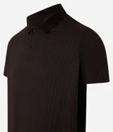 Camisa marrón de corte slim, con cuello polo, cierre de botones y textura acanalada.