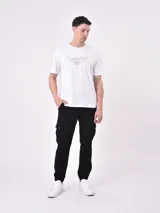 Remera blanca de algodón con estampado frontal de la palabra "Connecticut" en color gris.